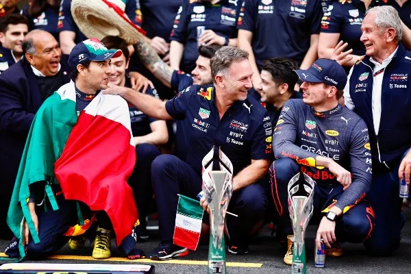 Checo Pérez, Christian Horner y Verstappen con la escudería de Red Bull