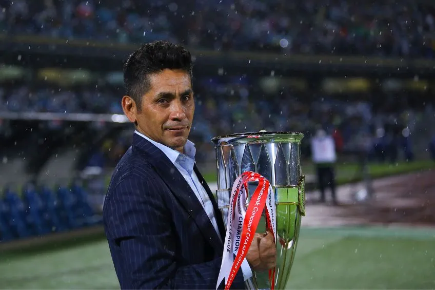 Jorge Campos con el trofeo de la Concachampions