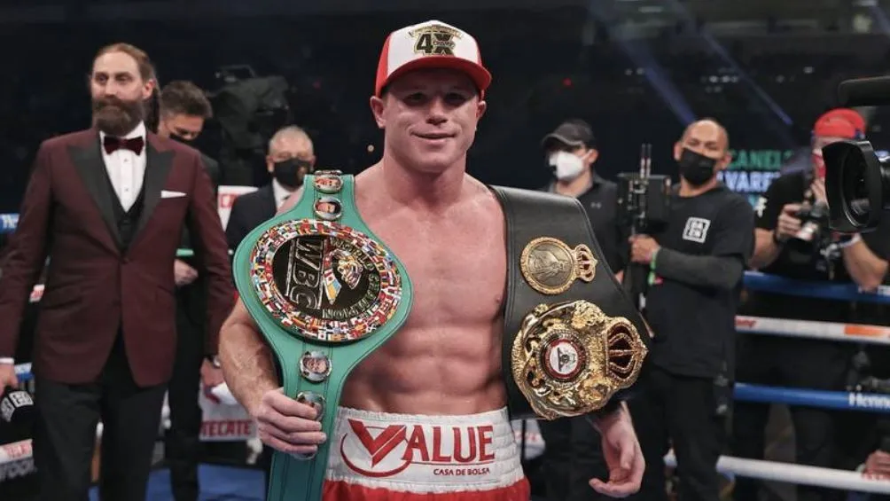 Canelo con dos de sus campeonatos