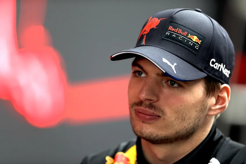 AP Verstappen en un GP de la F1