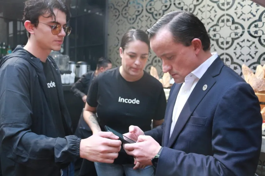 Mikel Arriola, presidente de la Liga MX, provando el Fan ID