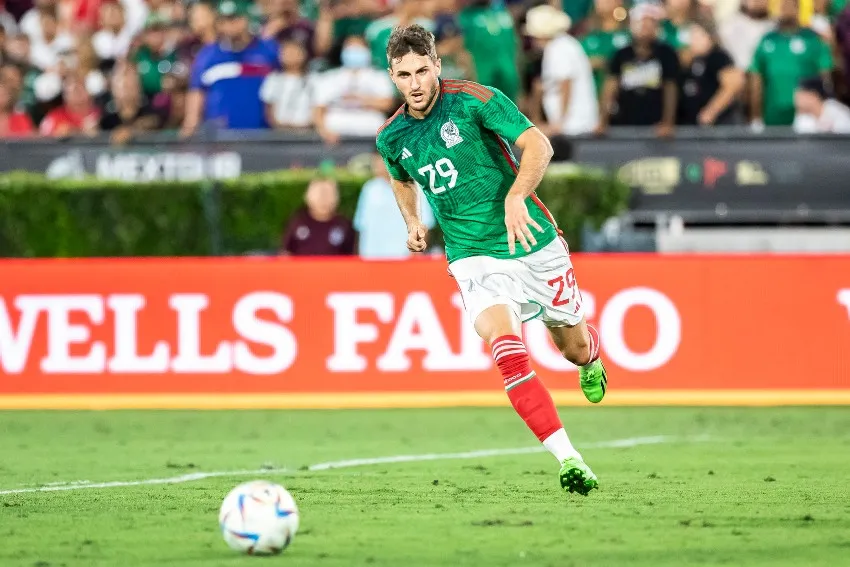 Santi Giménez en un partido del Tri