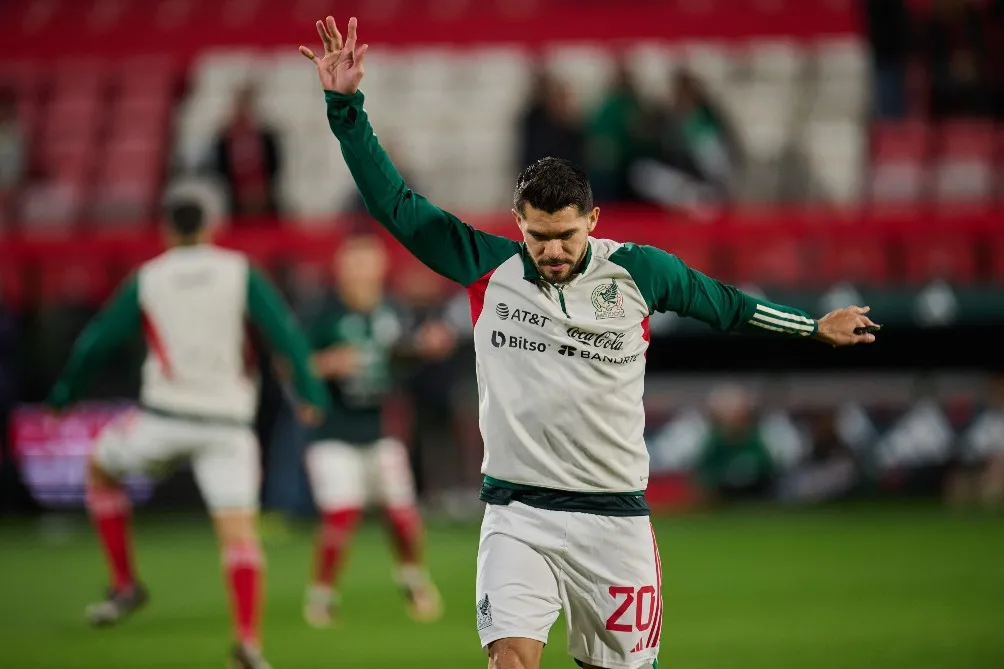Henry Martín calentando con el Tri