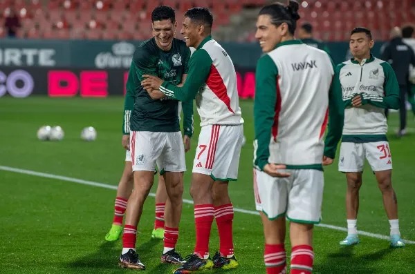 Raúl Jiménez en entrenamiento con la Selección Mexicana