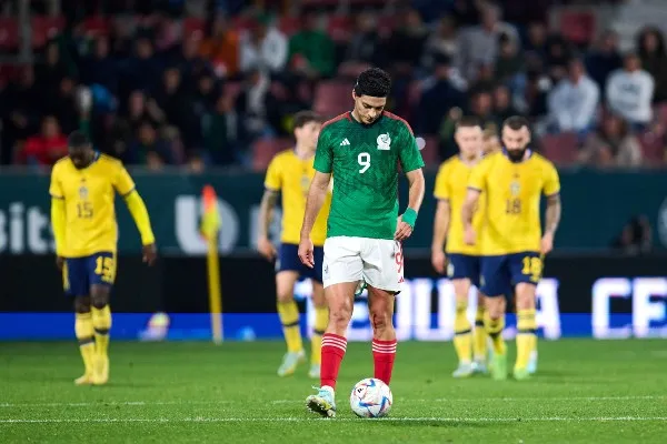 Raúl Jiménez con el Tri vs Suecia