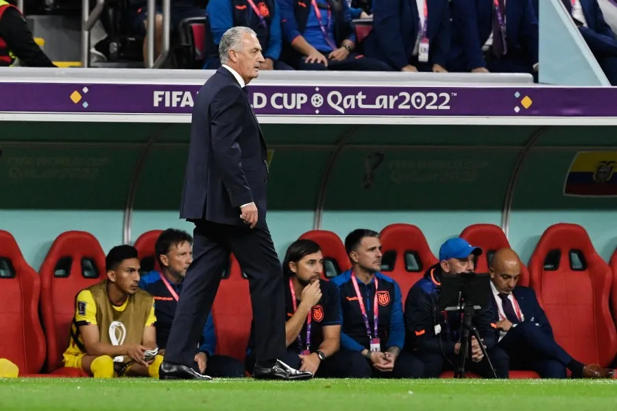 Gustavo Alfaro dirigiendo en Qatar 2022