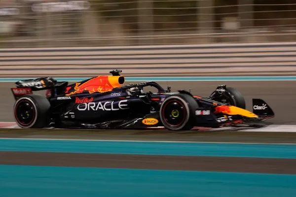 Max Verstappen con Red Bull en Abu Dabi