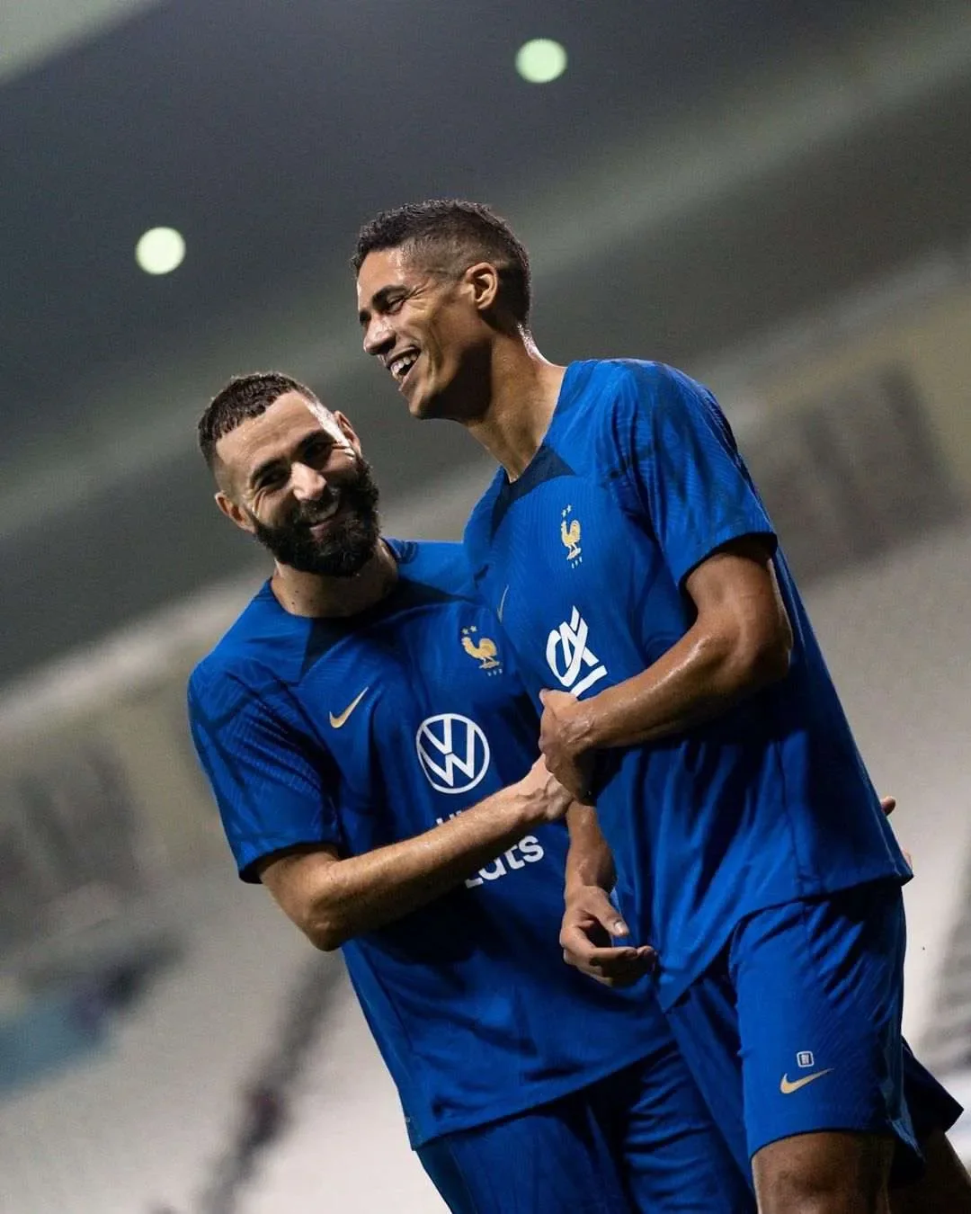 Instagram: @equipedefrance Benzema y Varane en un entrenamiento de Francia