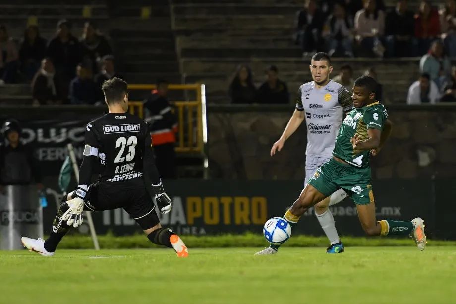 IMAGO7 Raúl Zúñiga disputando un balón