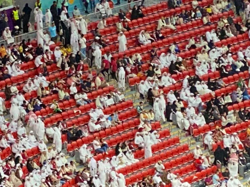 Afición de Qatar abandonó el encuentro inaugural