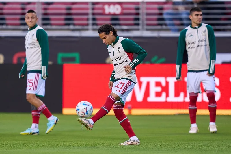 Diego Lainez en entrenamiento