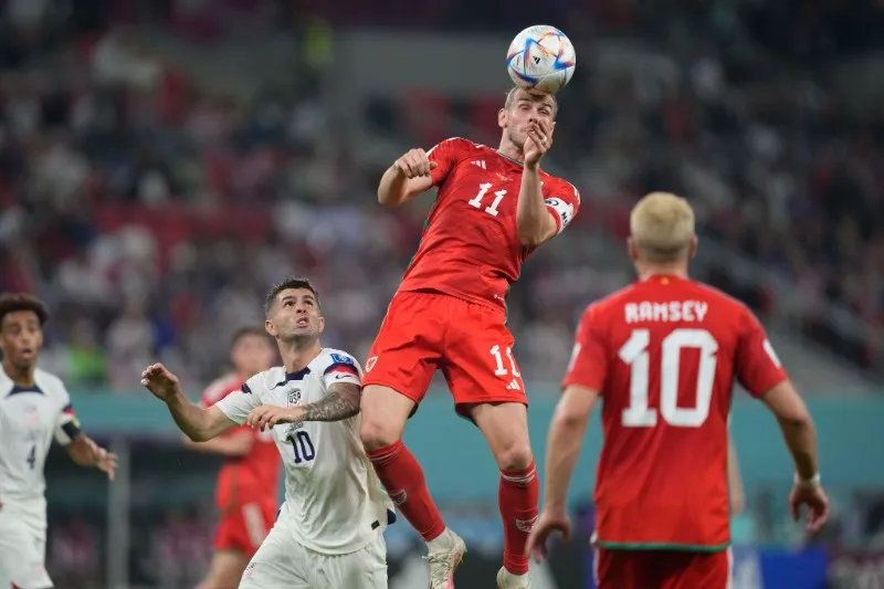 Gareth Bale dirige el balón lejos de Christian Pulisic