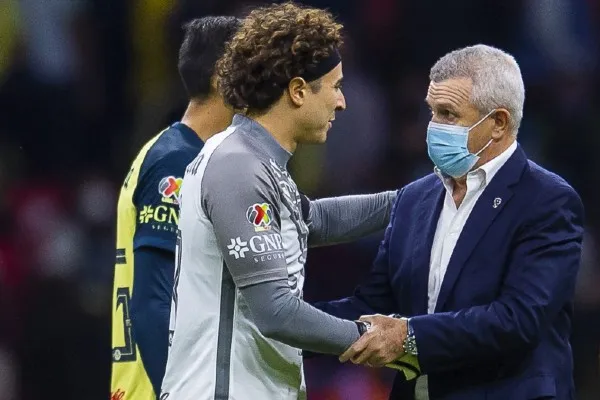 MEXSPORT Memo Ochoa y Javier Aguirre en el Estadio Azteca durante el AP21
