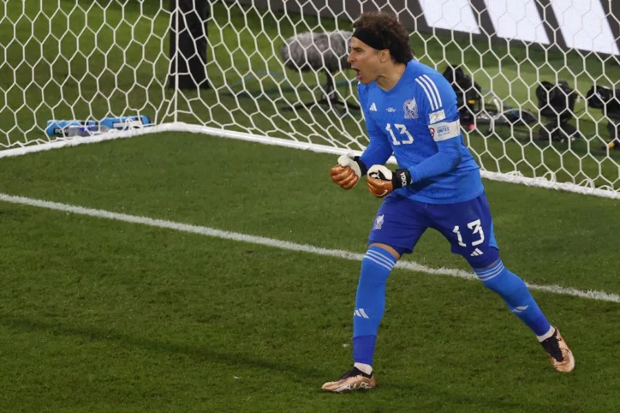 MEXSPORT Guillermo Ochoa celebra el penal atajado a Lewandowski