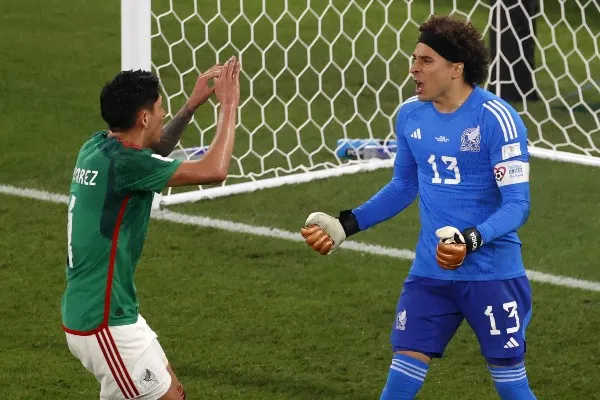 MEXSPORT Edson Álvarez celebra con Memo Ochoa en Qatar 2022