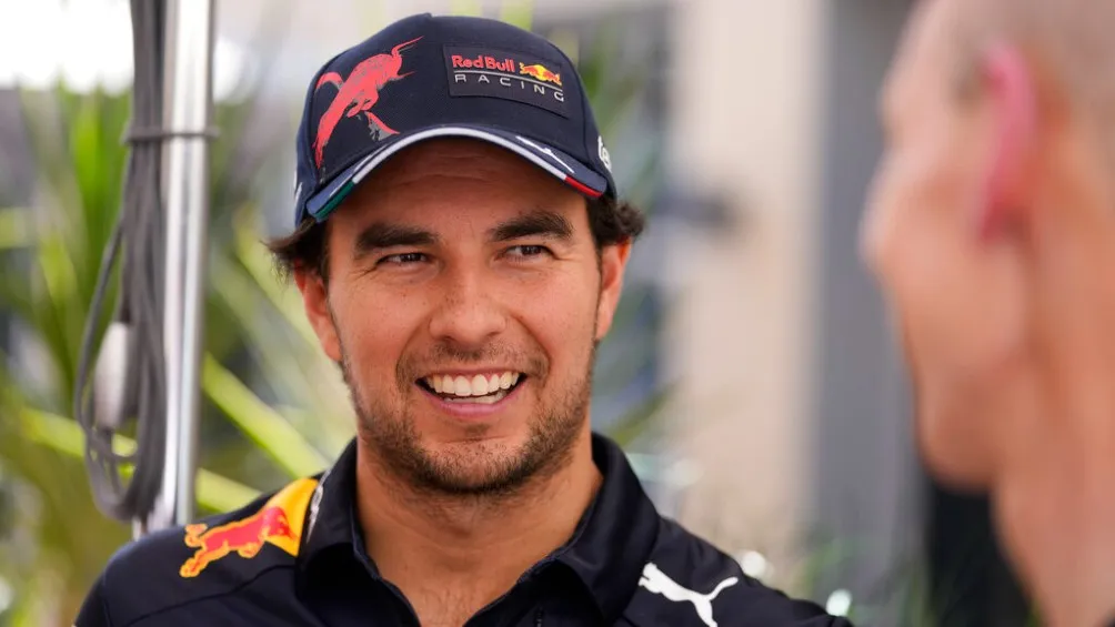 Checo Pérez no quería perderse el debut del Tri en Qatar 2022