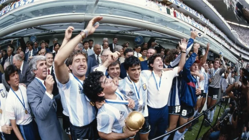 Argentina levantando la Copa del Mundo en el Estadio Azteca