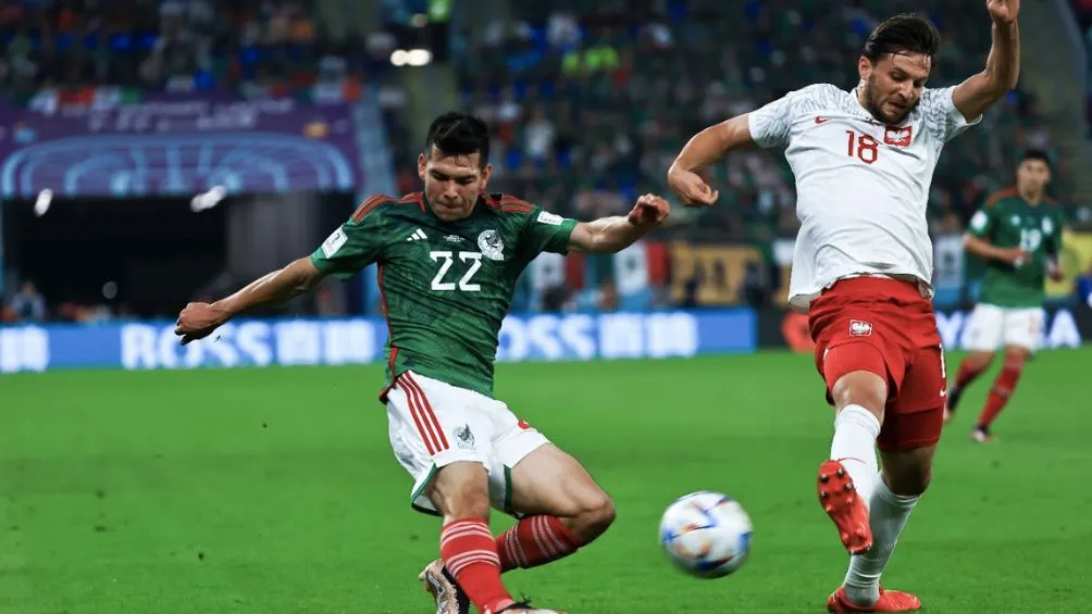 Lozano disputando un balón ante Polonia