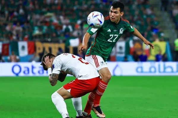 MIGUEL PONTÓN Chucky Lozano en disputa por el balón
