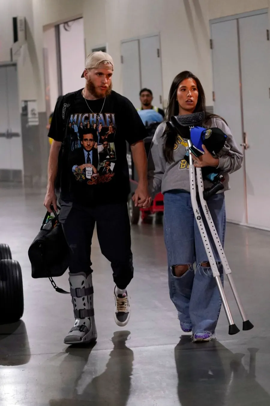 El jugador de los Rams, saliendo de sus estudios médicos