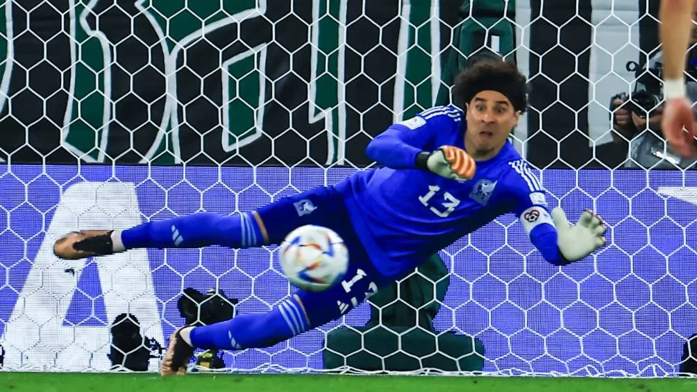 MIGUEL PONTÓN Memo Ochoa fue el héroe de México