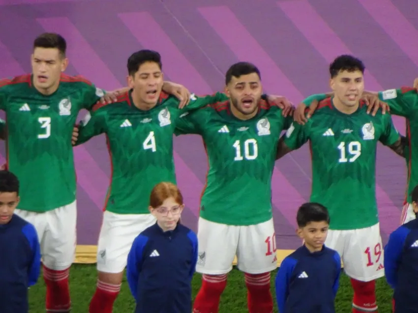 Vega con lágrimas durante el Himno Nacional