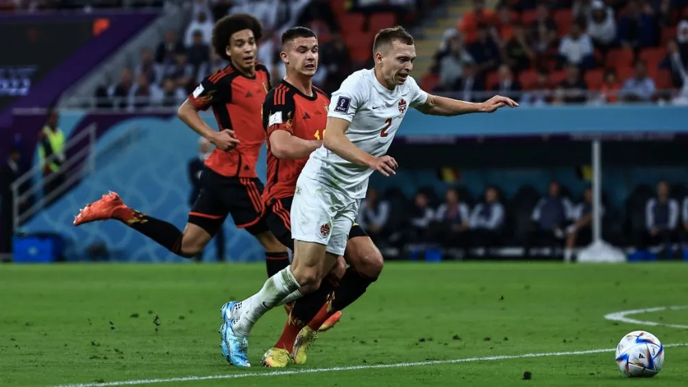 Canadá disputando un balón ante Bélgica