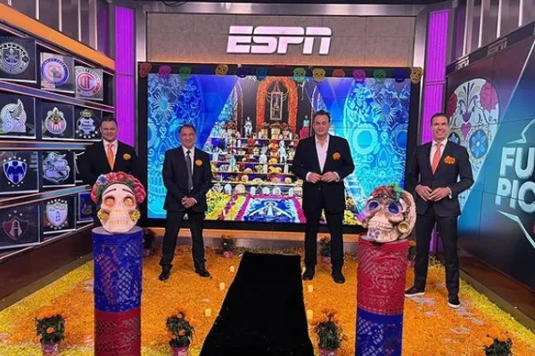 Faitelson con el equipo de la televisora