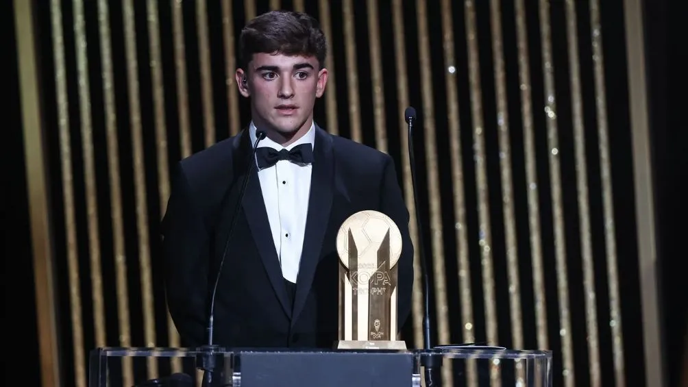 Gavi con el Trofeo Kopa