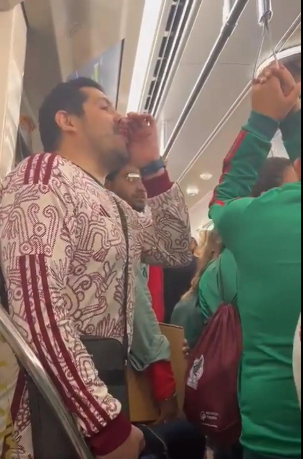 El aficionado dio su grito en pleno metro de Qatar