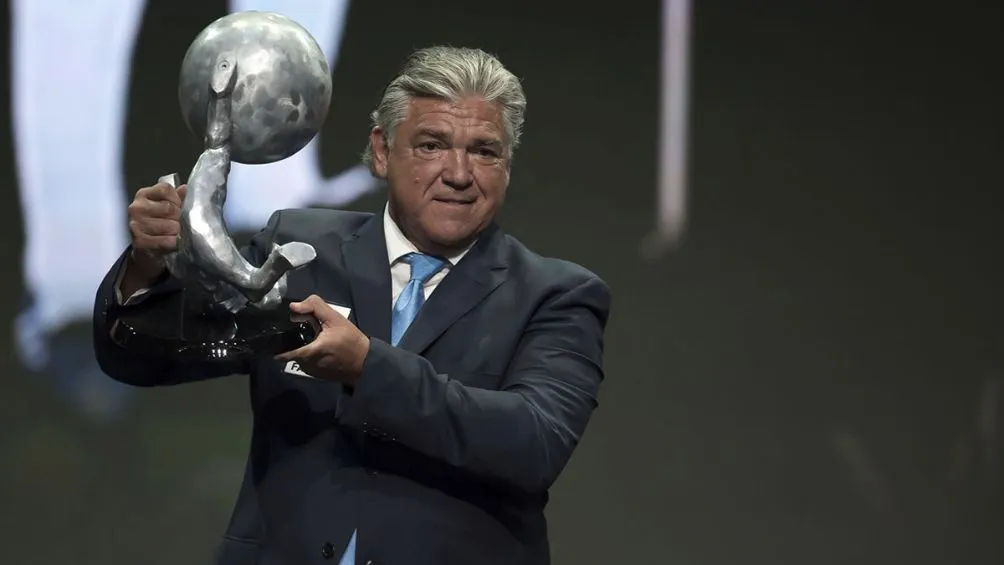 Hector Miguel Zelada recibiendo un premio