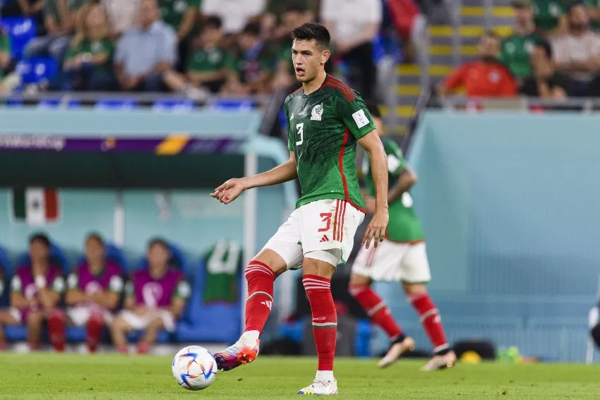Cesar Montes en un partido de México