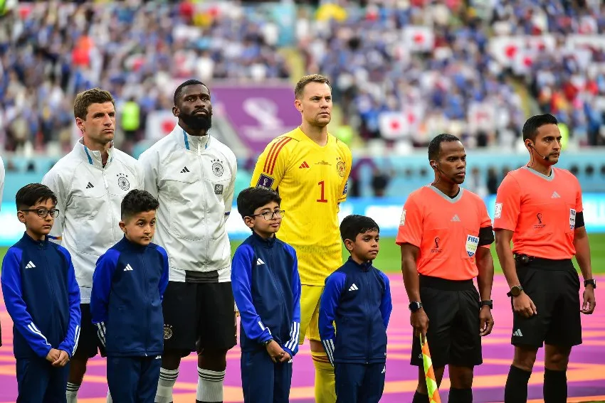 Manuel Neur en el debut de Alemania en Qatar 2022