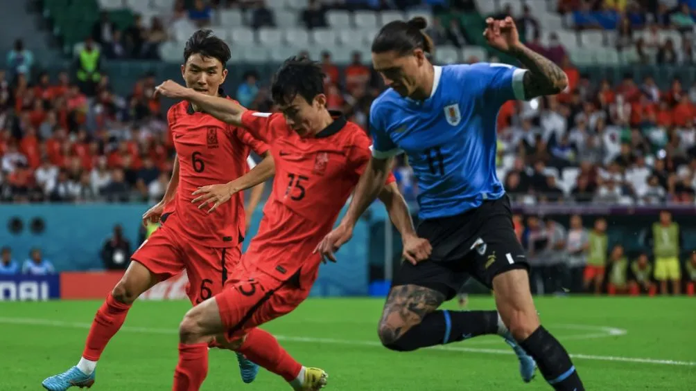 MIGUEL PONTÓN / AGENCIA RÉCORD Darwin Nuñez contra la defensa coreana