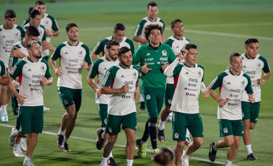 La Selección calentando con el Principito a la cabeza