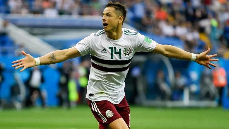 Javier Hernández en festejo de gol