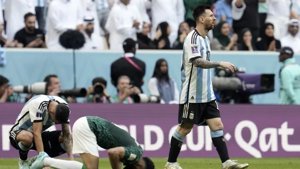 AP Messi y Argentina sufrieron contra Arabia