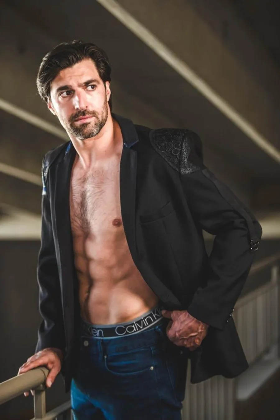 Osvaldo León modelando