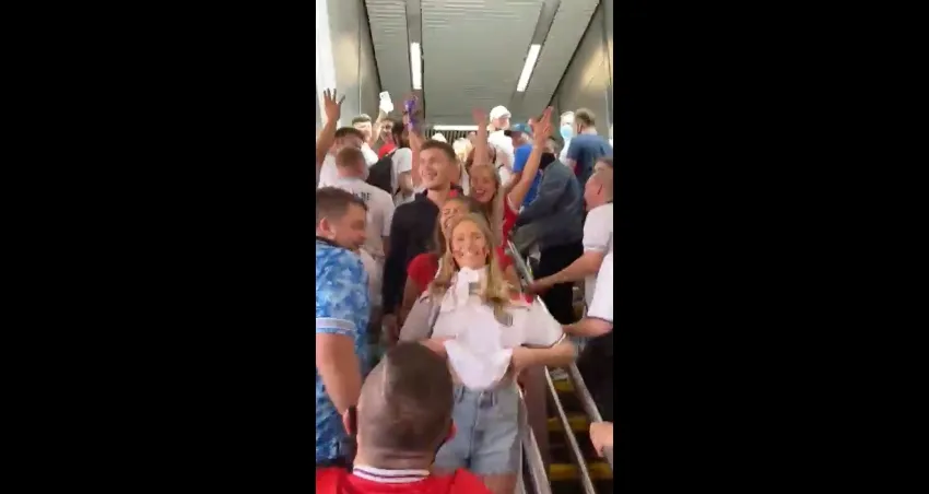 Aficionada inglesa hace 'topless' en Qatar