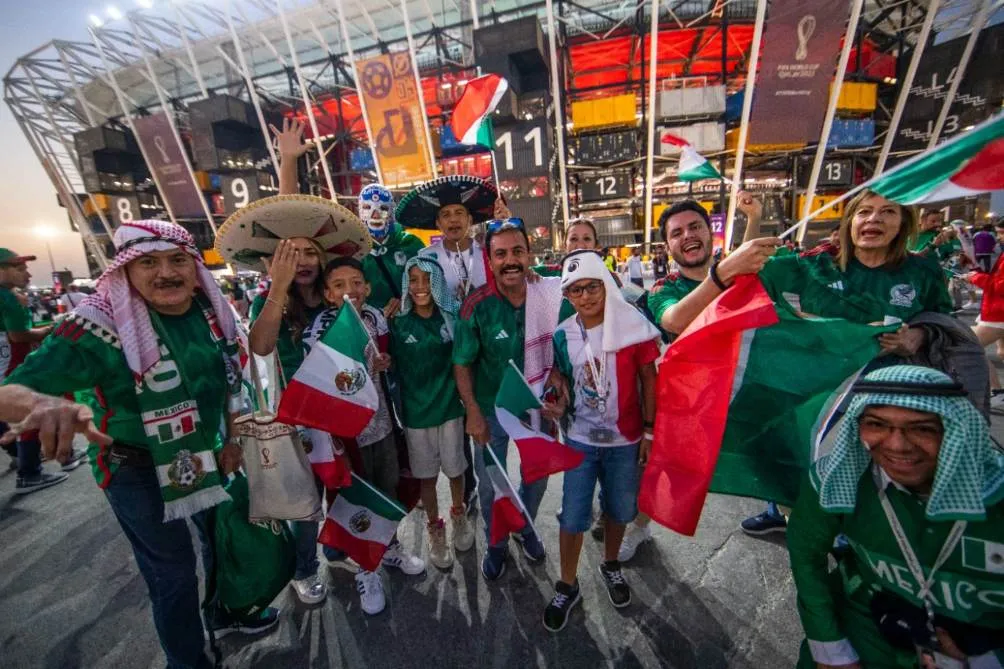 Aficionados del Tri afuera del Estadio 974