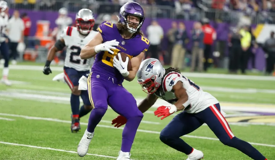 T.J. Hockenson acarrea el balón ante Pats