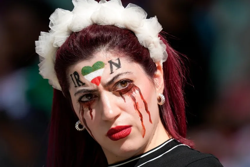 Aficionada manifestante sobre Mahsa Amini