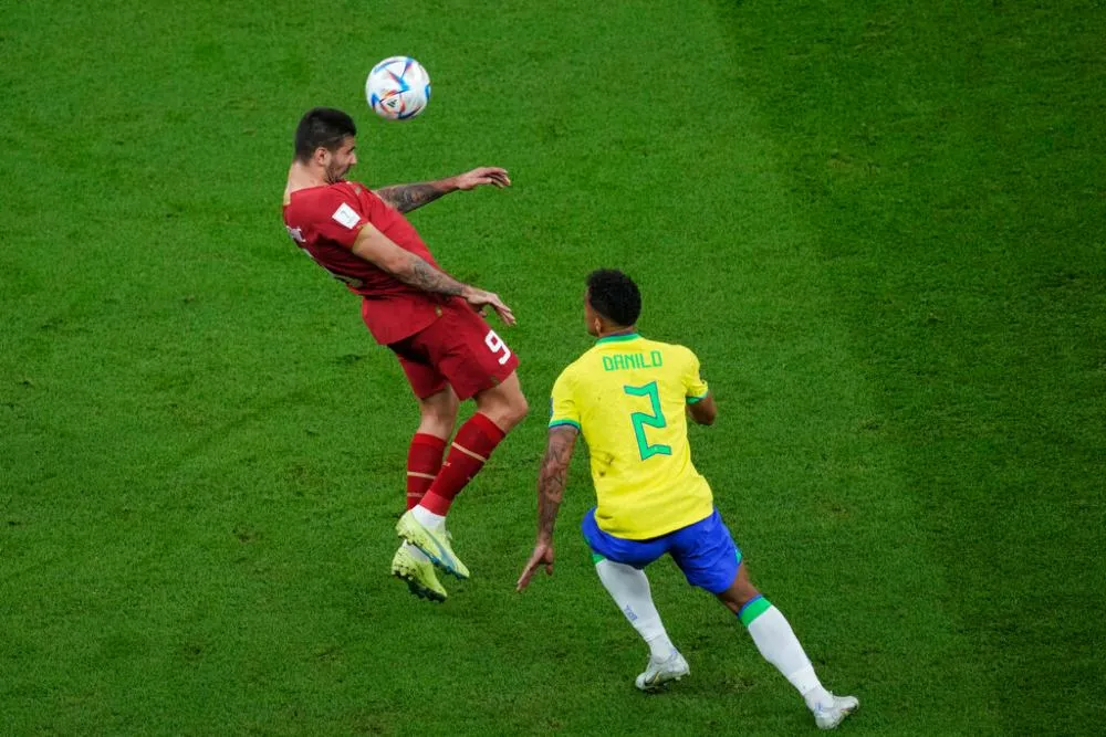 Danilo pelea por el balón ante Serbia