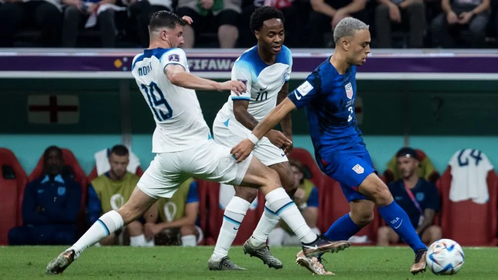 MIGUEL PONTÓN / AGENCIA RÉCORD Sergiño Deste presionado por los ingleses