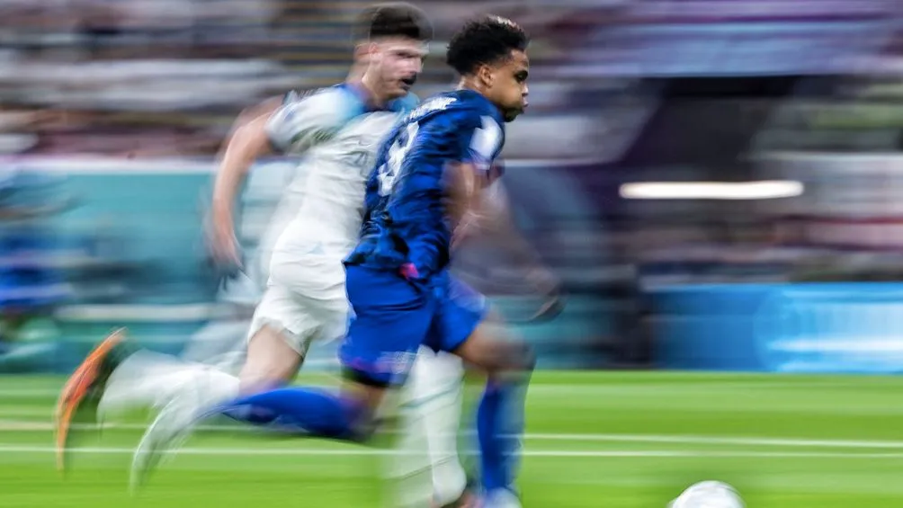 MIGUEL PONTÓN / AGENCIA RÉCORD Weston McKennie venciendo en velocidad a su marca
