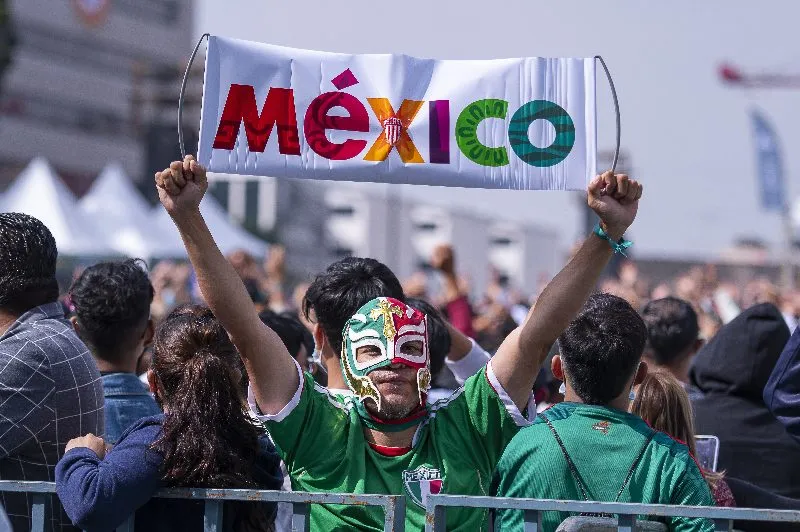 Enmascarado apoyando al Tri