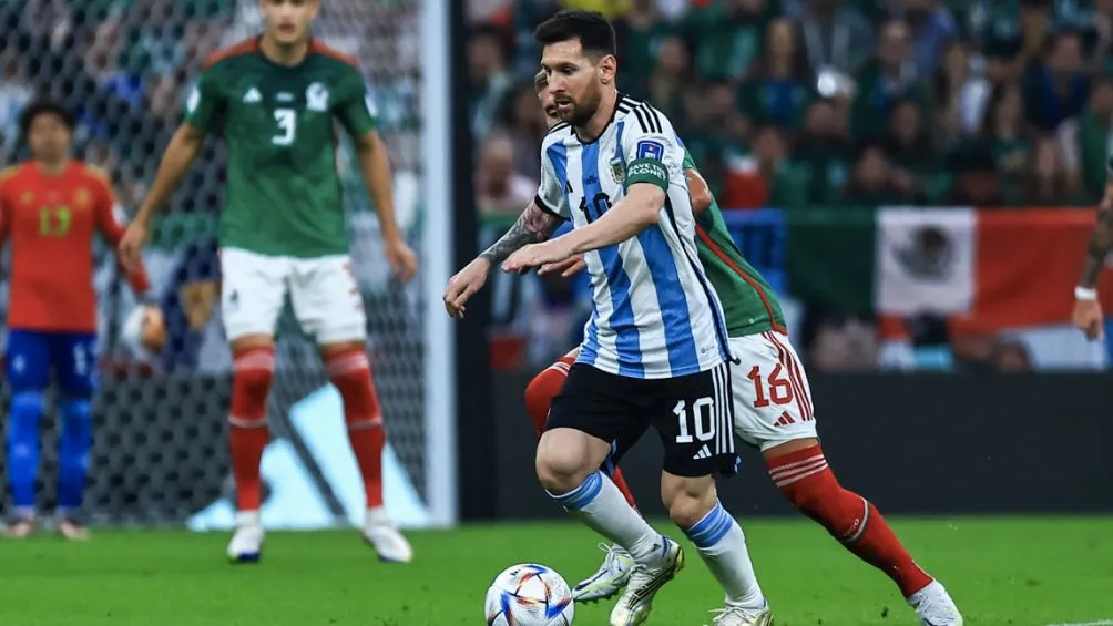 Messi ante la marca de Héctor Herrera