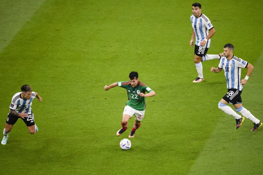 Guido Rodríguez en el partido contra México