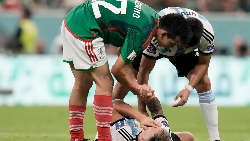 AP La familia de Hirving Lozano fue la protagonista del video