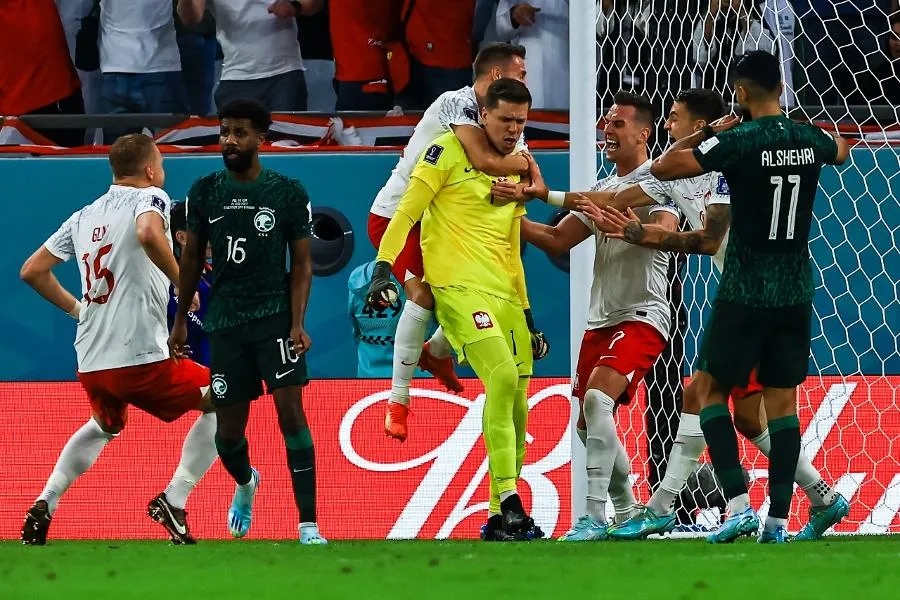 Wojciech Szczęsny se vistió de héroe al atajar un penal